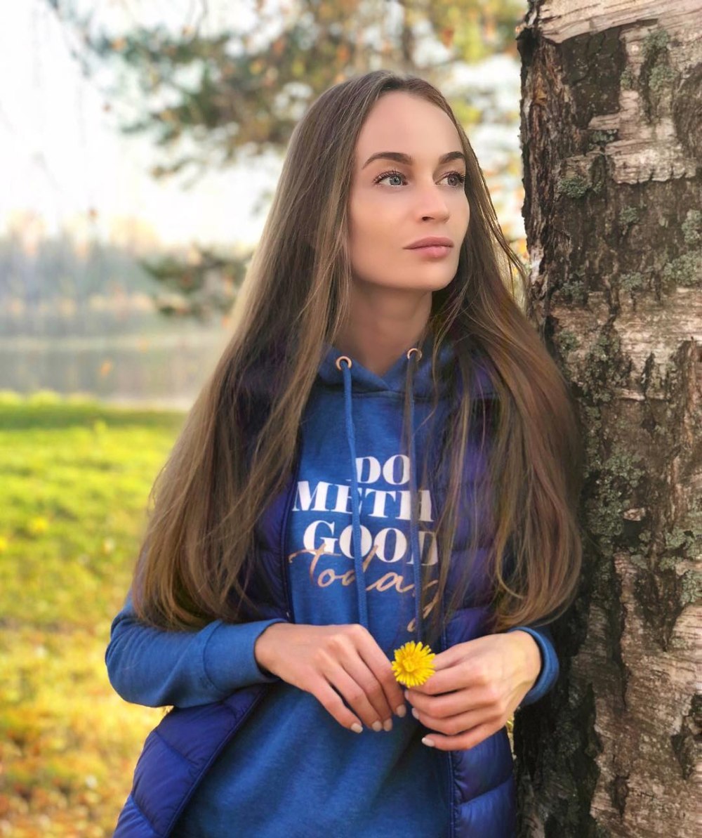 Ekaterina Strizhenova in linen