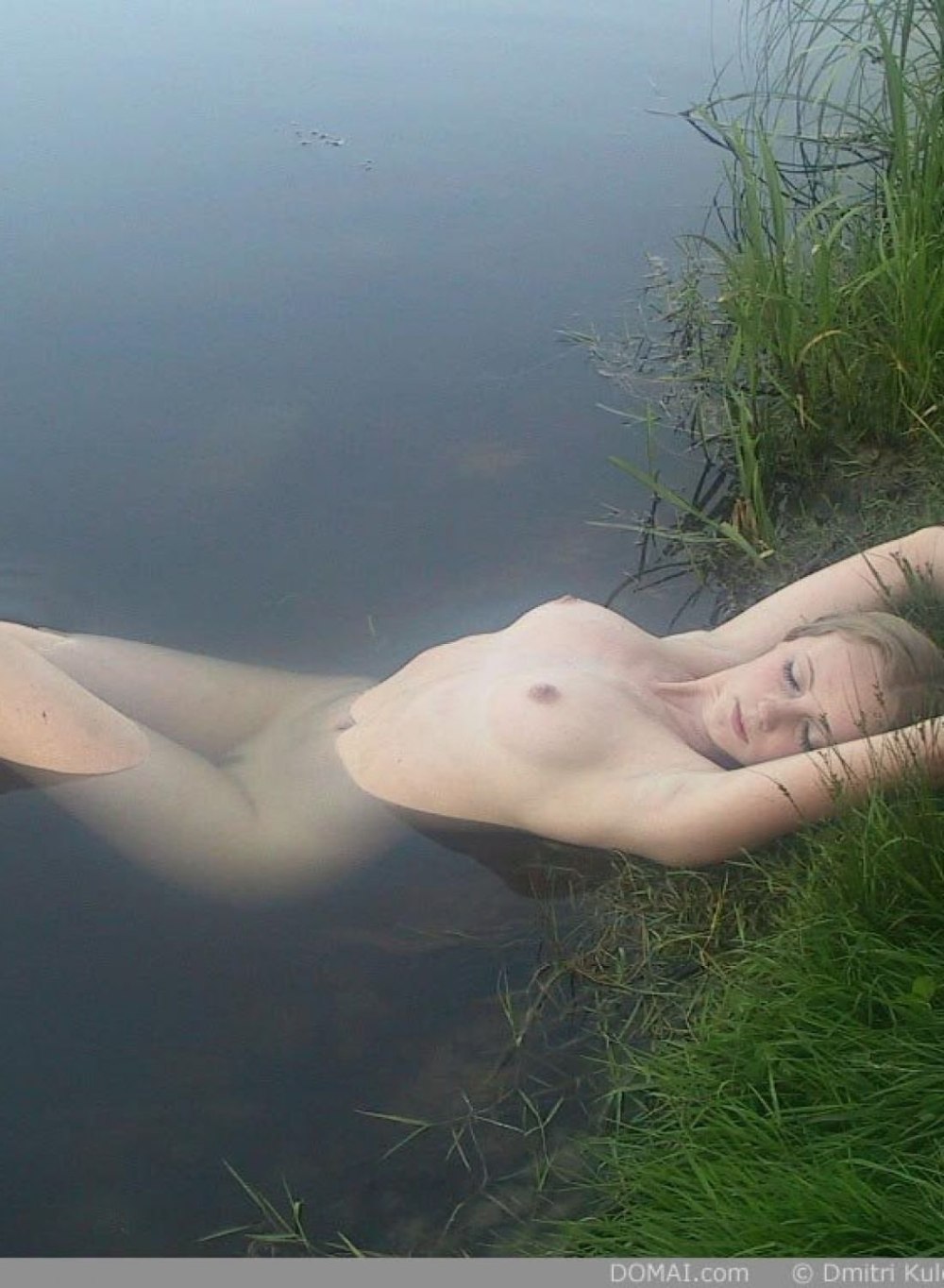 Girl sinking in a swamp hentai