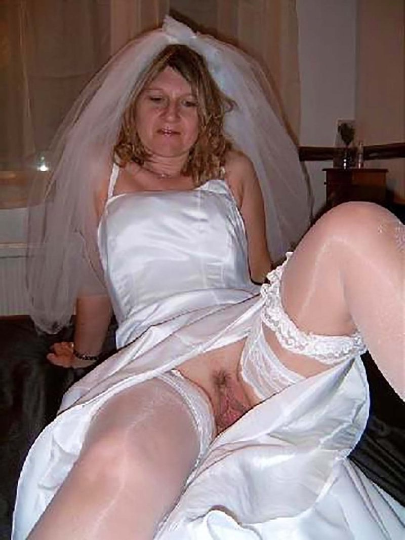 Naked bride without panties