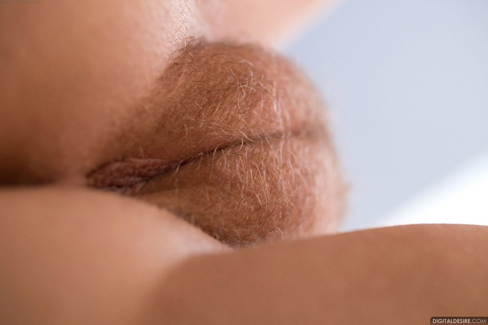 Hairy girls behind